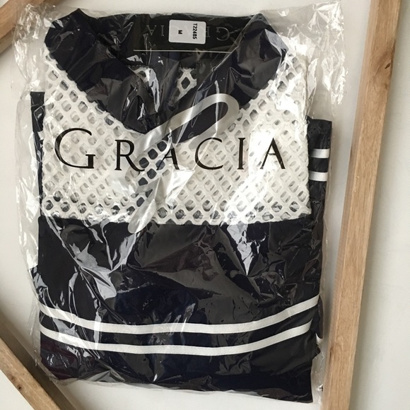 2 left . GRACIA MESH SHOULDER DETAILED RUFFLE TOP - Picture 4 of 4